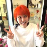 派手カラーな女性