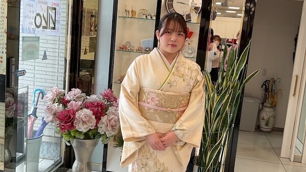 若い綺麗なママ　お宮参りの和装が素敵👘