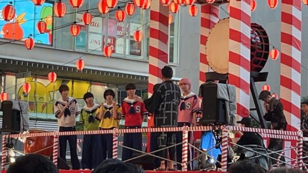 夏の活気あふれる博多駅前の盆踊り