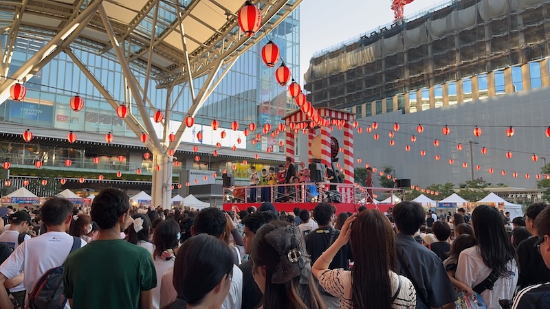 博多駅前にて盆踊り