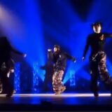 ヒップホップのステージで元気いっぱいに踊っています