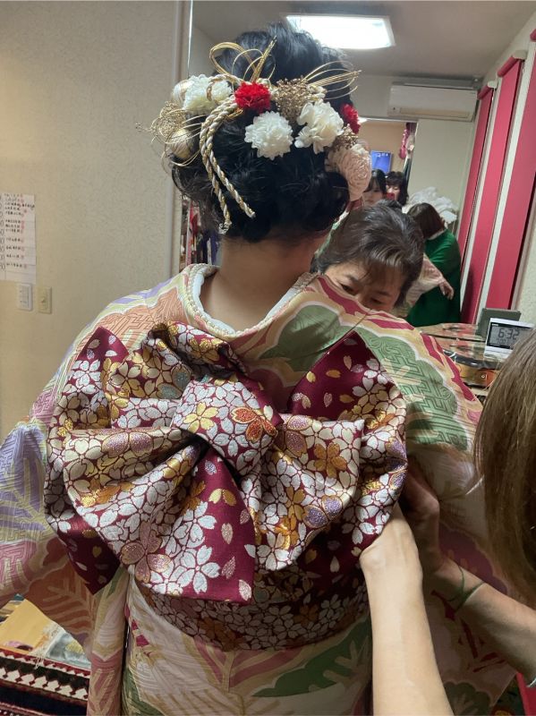 成人式支度中のスタッフ