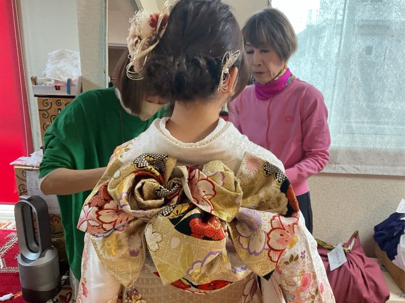 成人式支度中のスタッフ