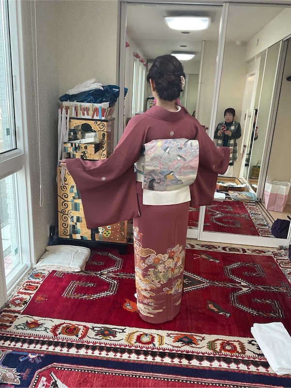 卒業式のため和服を着たお母様