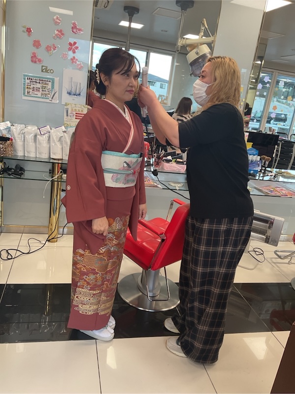 和装の支度をする。スタイリストとお客様