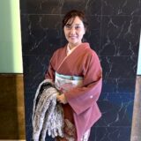 中学校の卒業式に、和服姿のお母様