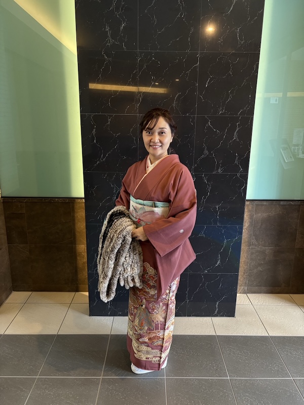 卒業式のため和服を着たお母様