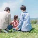 公園で遊ぶ家族・ファミリーの後ろ姿
