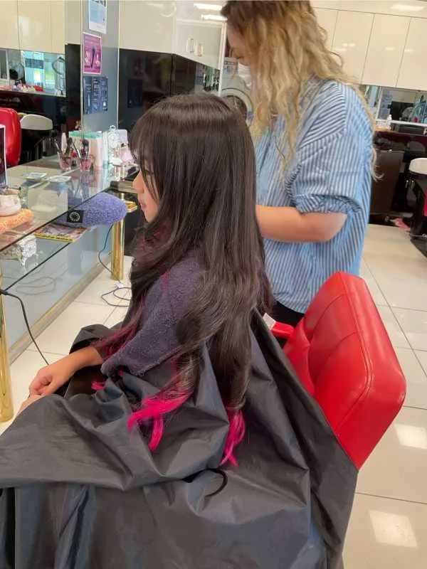 美容室で施術を受ける姉妹。